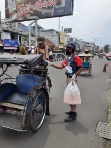 pembagian Masker dan Vitamin kepada Tukang Becak