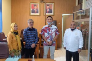 Foto Bersama Anggota Komisi VI DPR RI Muhammad Husein Fadlulloh dengan Kepala Dinas UMKM dan Koperasi dan Perindustrian