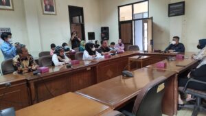 Para Guru, Wali Murid dan Kepala Sekolah Raudhatul Atfal (RA) Muhammad Ramadhan, saat Beraudensi dengan Komisi IV Di Ruangan Badan Musyawarah. Senin (21/03/2022) 