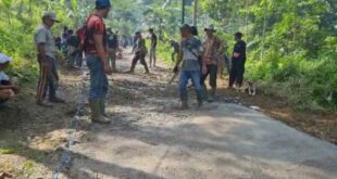 Masyarakat Mandamekar Perbaiki Jalan Kabupaten Poros Pasir Gintung Lengkong Barang Secara Swadaya