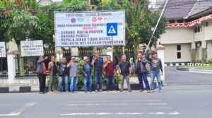 Pemasangan Spanduk Koalisi Ormas LSM di Depan Gedung DPRD Kota Tasikmalaya, Kamis (22/09/2022) 