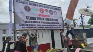 Selain Di Dinas PUTR, Koalisi Ormas LSM memasang Spanduk di Depan Kantor Walikota Jl Letnan Harun, Jumat (14/10/2022)