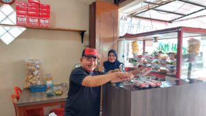 Owner Rumah Makan Minang Setia, Yang selalu Melayani Pelanggan Dengan Ramah