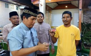 Simbolis, Ketua IKM Tasikmalaya, Syahrial Memberikan KTA Kepada. anggota IKM Tasikmalaya 