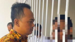 Penasehat Hukum Terdakwa D, M Ihsan Suryanegara saat mengunjungi Kliennya, (foto Istimewa)