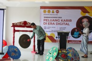 Dr Askolani MM Dekan Fakultas Ekonomi dan Bisnis Universitas Perjuangan saat membuka acara Seminar Peluang Usaha di Era Digital