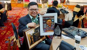 Kades Mandalamekar saat menerima penghargaan penghargaan dalam Kategori "GOLD AWARD Kepala Desa Pembawa Perubahan Inspiratif & Visioner Indonesia". Dari 7Sky Media dan Majalah IM Indonesia