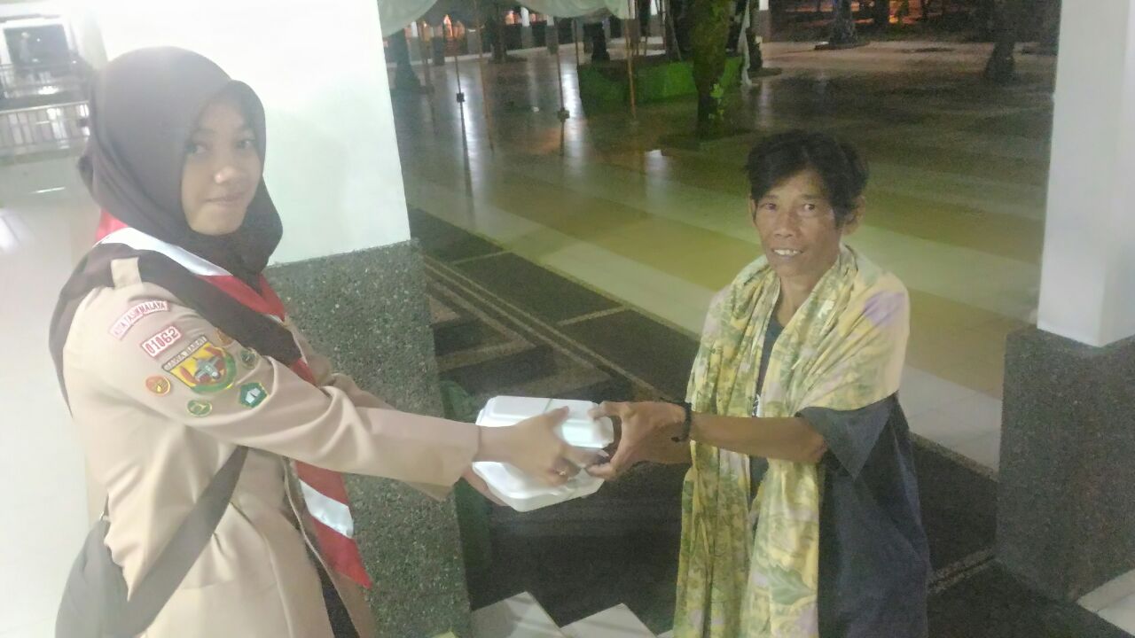 Perwakilan Anggota PRamuka Bagikan sahur