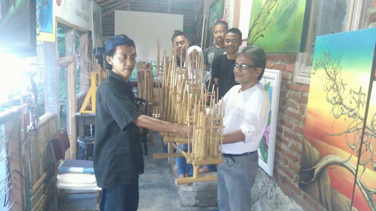 pemberian bantuan angklung oleh nanang nurjamil