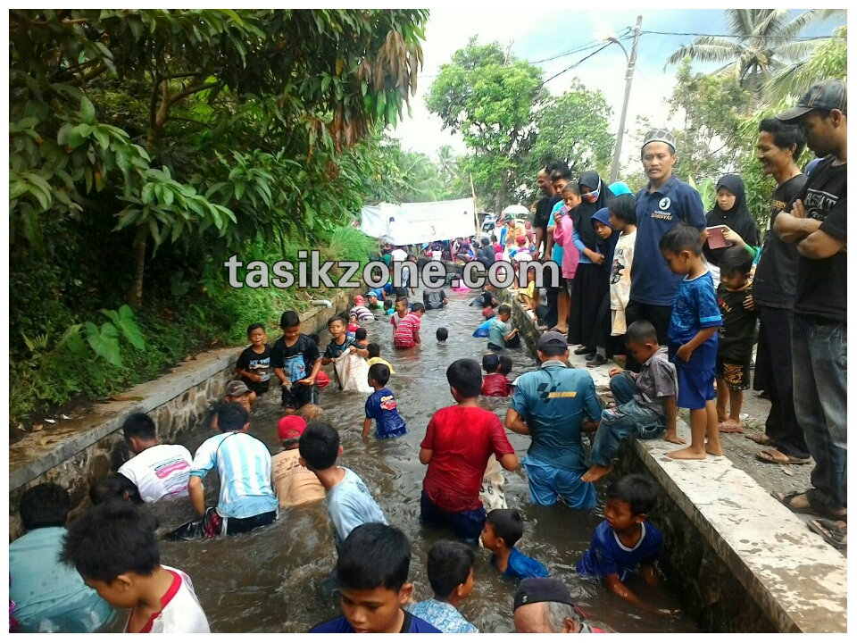 Ratusan Warga Antusias Ngobeng Lauk Dengan Dahsyat