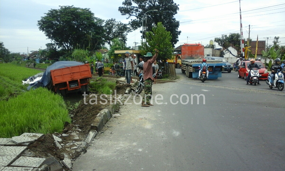 Toronton Pengangkut Pupuk Terperosok Ke Pesawahan