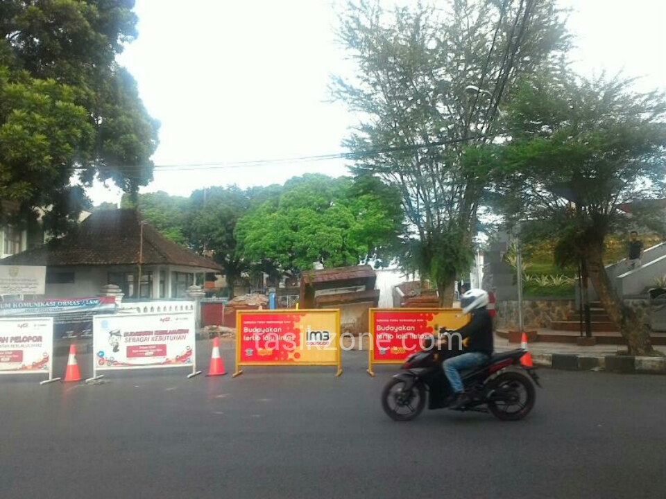 Akan Ada Pelebaran Jalan, Gapura Depan Exs Kantor