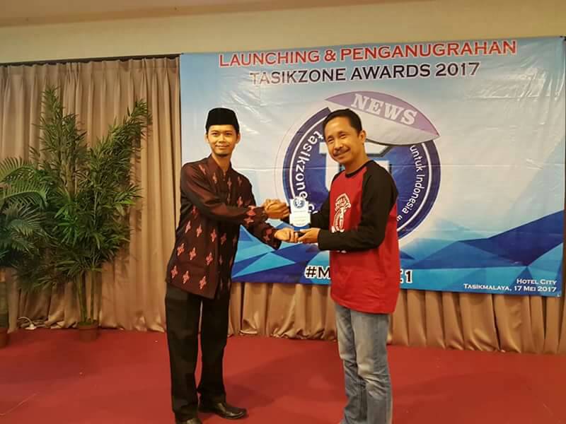 Aktif Dimedsos, Anggota DPRD ini Dapat Penganugrahan Tasikzone Awards