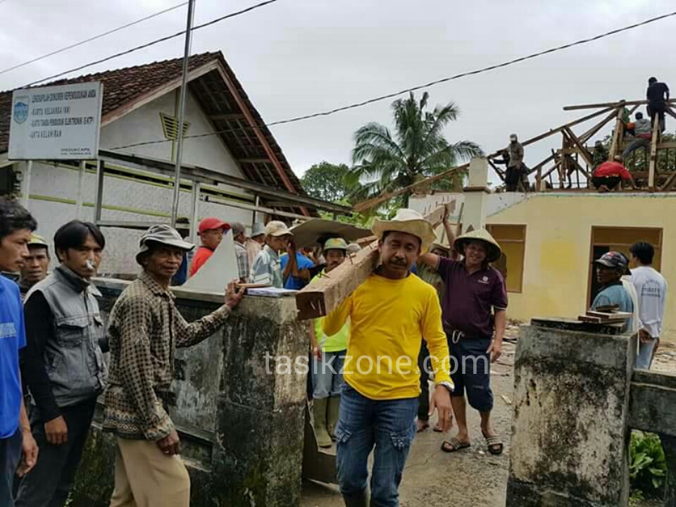 Ketua DPD Golkar, Kerja Bakti Bangun Kantor Desa