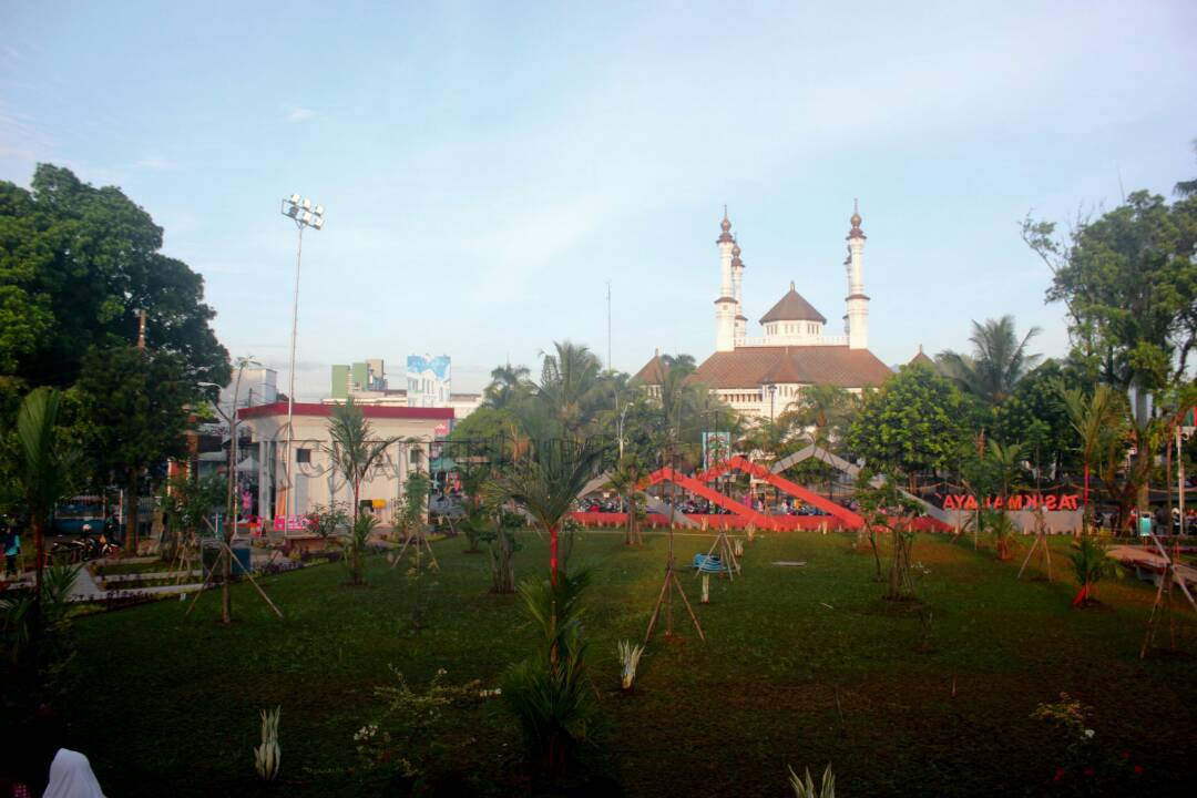 Pelaku Usaha Mikro Tuntut Berdagang Di Taman Kota