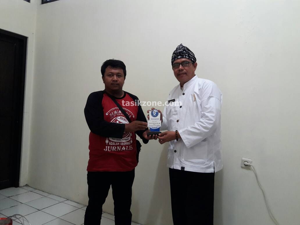 Rachmat Mahmuda Dapat Penganugrahan Tasikzone Awards, Katagori Kepala Dinas Paling Aktif Di Medsos