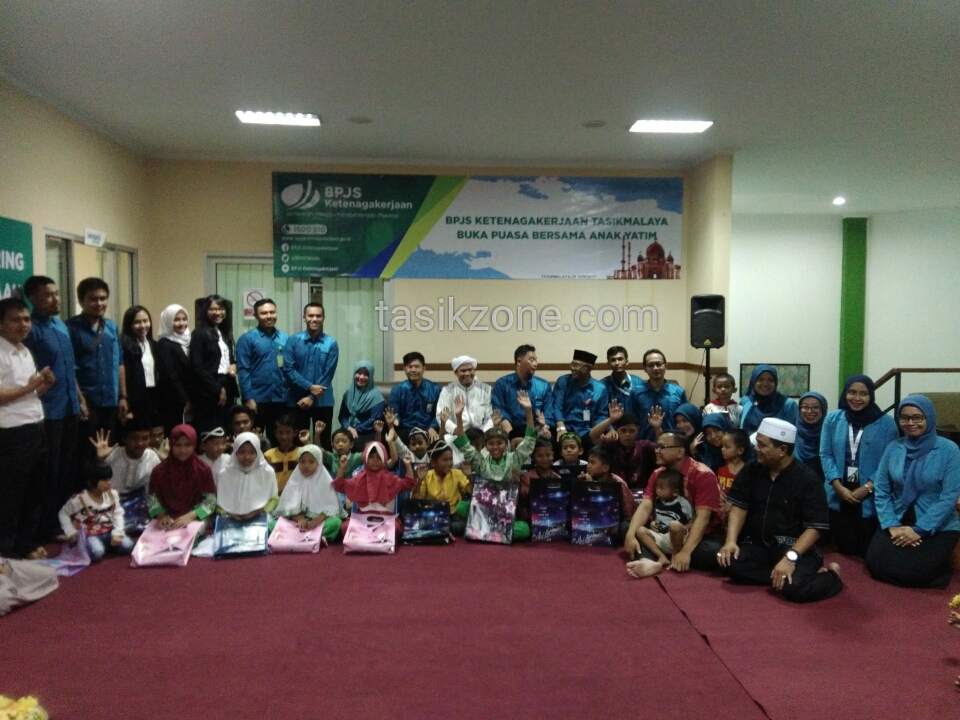 Foto Bersama BPJS Ketenagakerjaan Tasikmalaya, Forum Remaja Mesjid Dan Anak Yatim Yayasan Wadhi Barkah