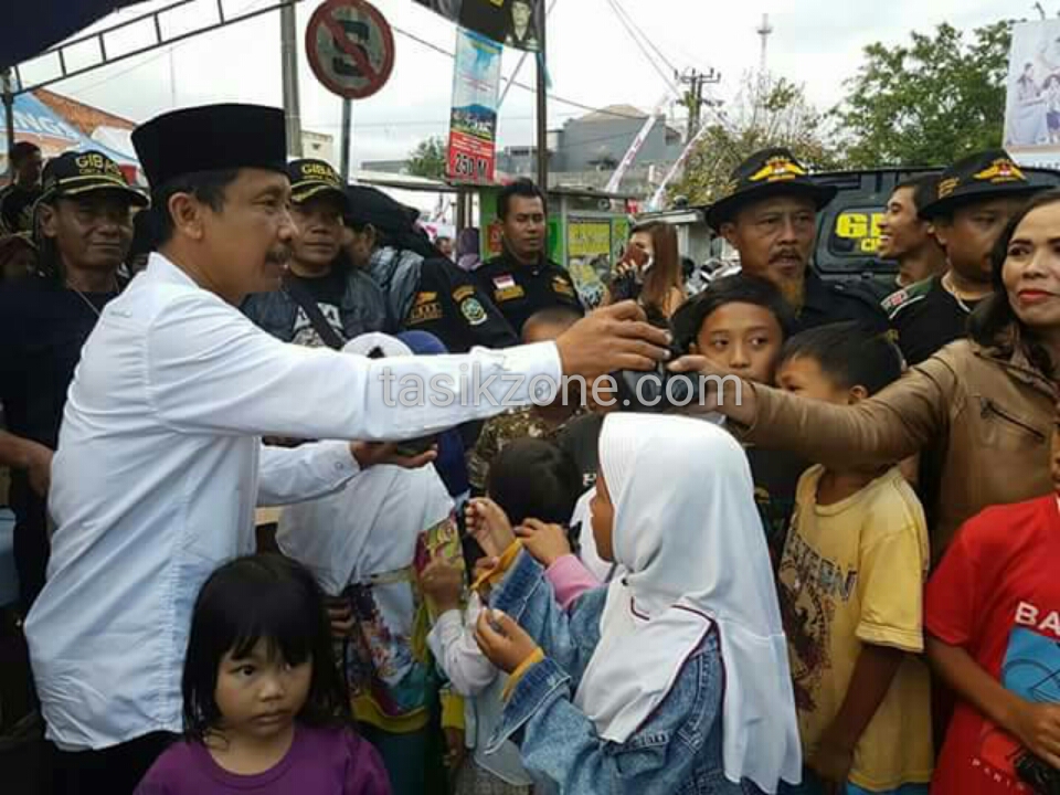 Kang Erry Purwanto Bagikan takjil Bersama Gibas Singaparna