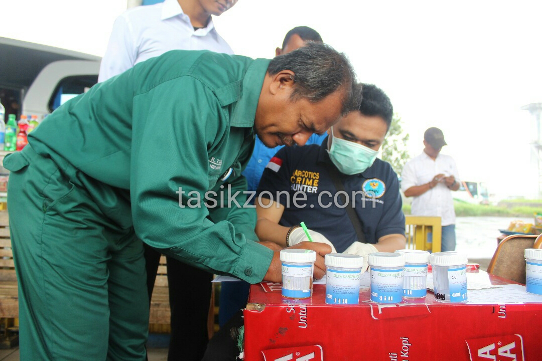 Pengemudi Bus Di Tes Urine Oleh BNN Kota Tasikmalaya