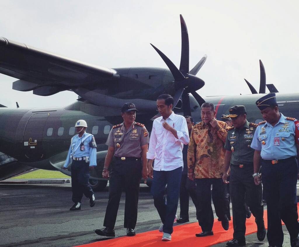 Presiden Jokowi Tiba Ditasik Dengan Pakaian Ciri Khasnya