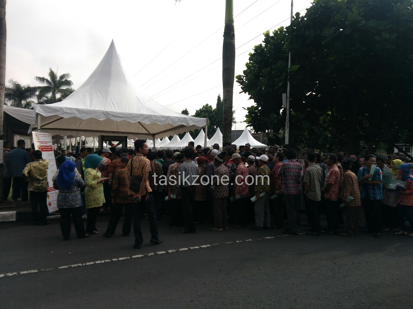 Ribuan Warga Penerima Prona Mulai Padati Balai Kota