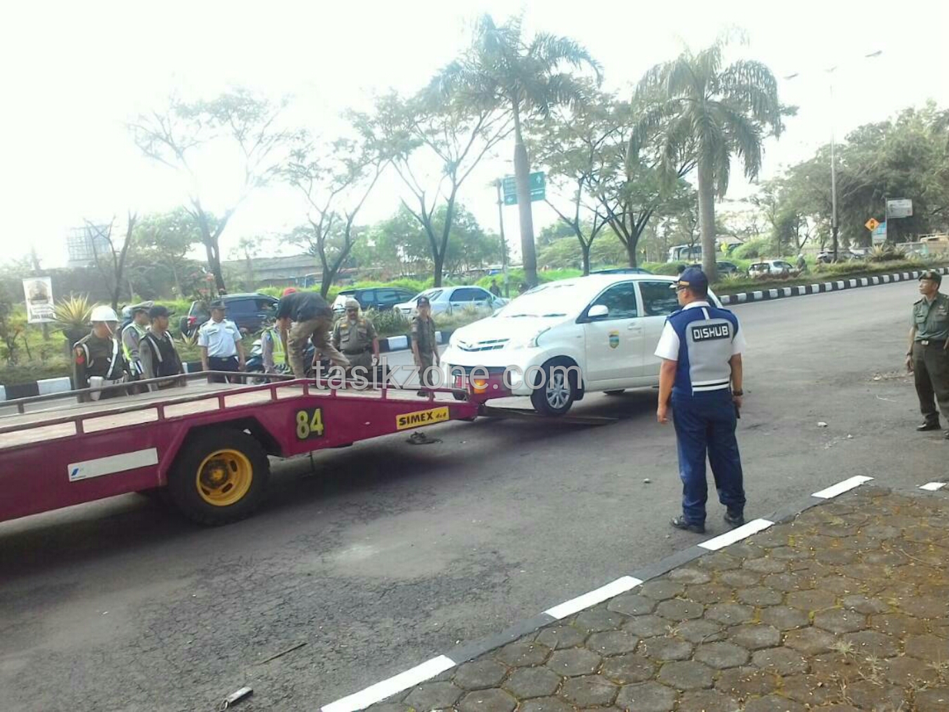 Tak Kunjung Dipindahkan Mobil Dinas Ini Akhirnya Diderek