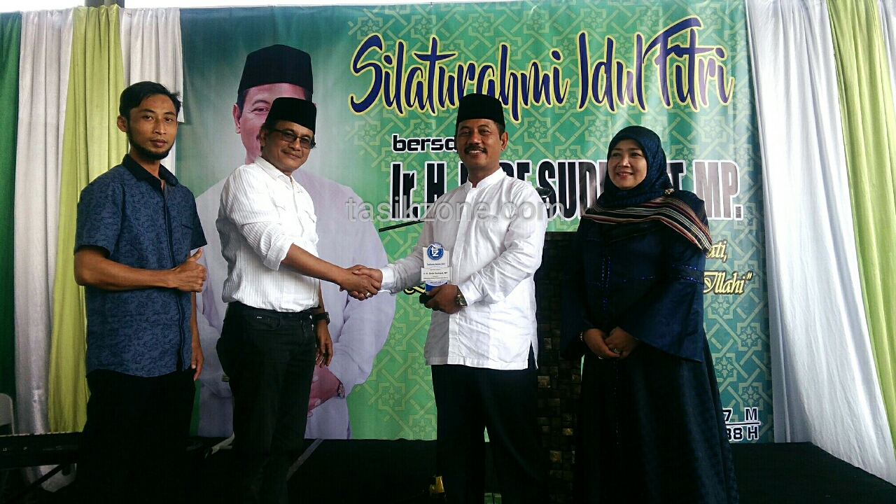 Ir.H Dede Sudrajat Mendapatkan Tasikzone Awards Sebagai Penggerak Shalat Shubuh Berjamaah