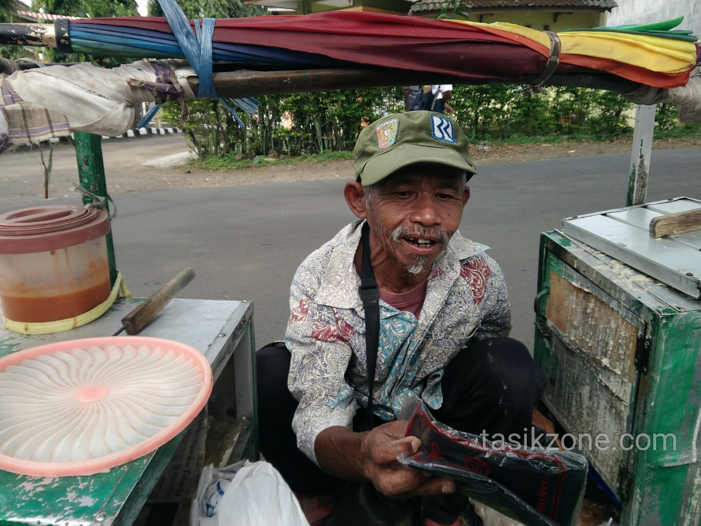 Pedagang Bandros Asal Tasikmalaya