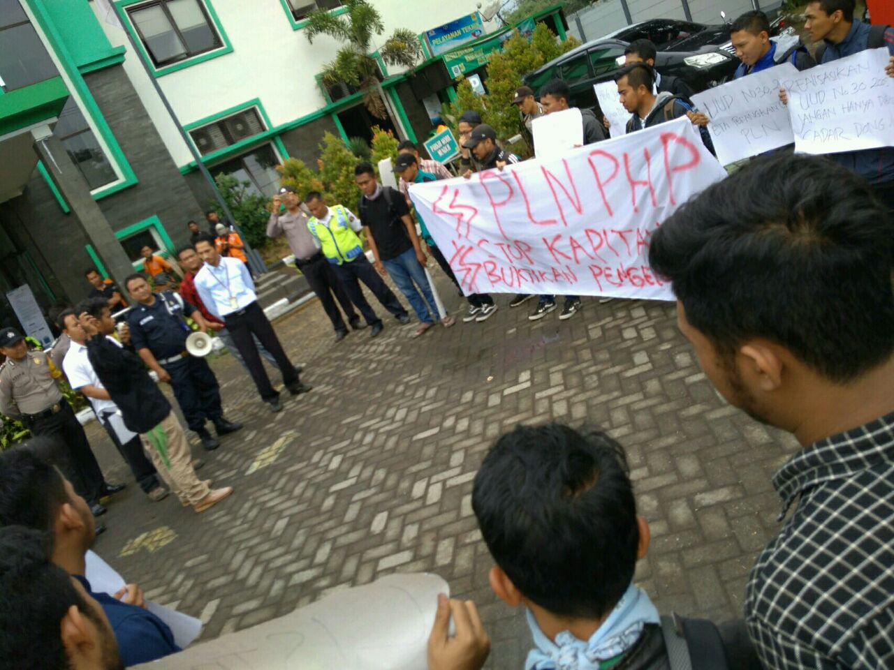 Sering Padam Listrik, Massa Aksi 'Tanda Seru' Geruduk PLN Rajapolah