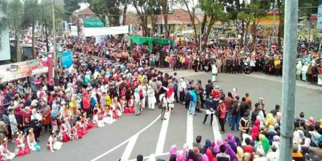 Ribuan Warga Berjubel Saksikan Karnaval Budaya Tasik Oktober Festival