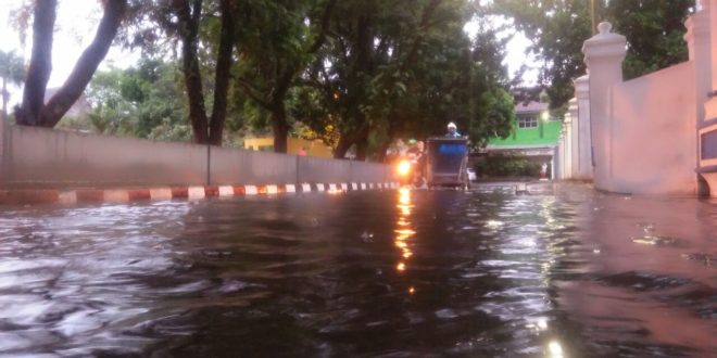 Diguyur Hujan, Jalan Alun Alun Tasik Banjir 'Cilencang'
