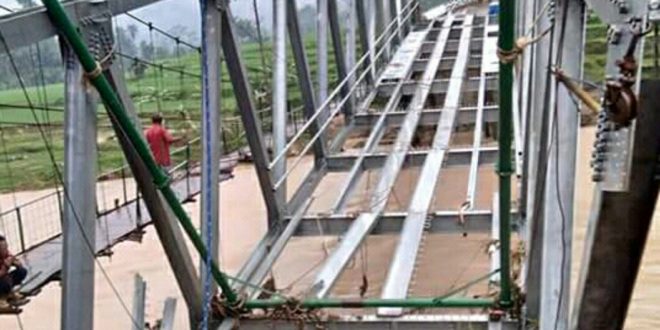 Meluapnya Air Akibatkan Jembatan Yang Sedang Dibangun Akan Terbawa Arus