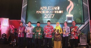 Peduli Dengan Pendidikan Islam, Bupati Tasik Terima Penghargaan