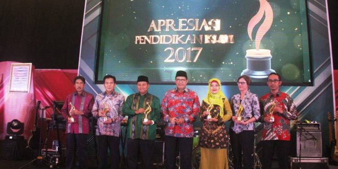 Peduli Dengan Pendidikan Islam, Bupati Tasik Terima Penghargaan