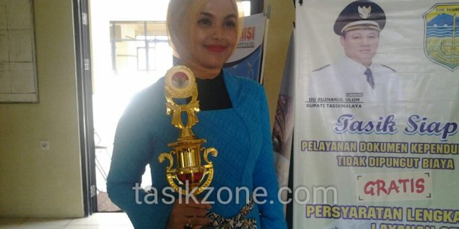 Bidan Cantik Ini Raih Juara Fashion Show