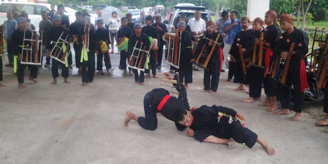 Kesenian Angklung Sered Balandongan Sambut kedatangan Dua Menteri