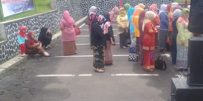 Main HP Saat Upacara Hari Ibu, Kodir Klaim Itu Bukan ASN