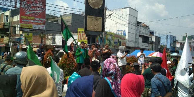 Meski Disegel Aksi Demo Tetap Berlangsung, Masa Tuntut Penutupan Permanen Ratu Paksi