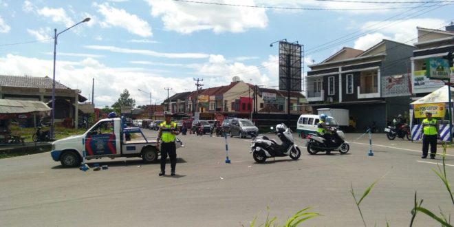 Padatnya Jalan Menuju Objek Wisata Karangresik