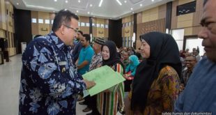 Dorong Pertumbuhan Indutri UKM, Walikota Bagikan Sertifikat Tanah