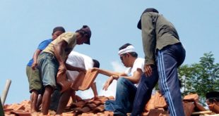 Di Tasik Dedi Mulyadi, Gotroy Perbaiki Rumah Ustad