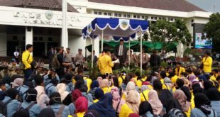 Mahasiswa Geruduk Balai Kota, Tuntut Kesejahteraan Guru Honorer