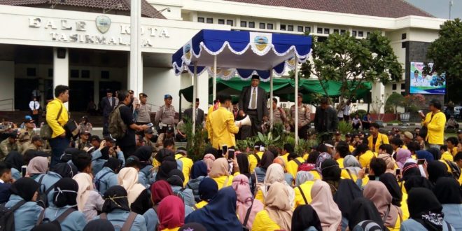 Mahasiswa Geruduk Balai Kota, Tuntut Kesejahteraan Guru Honorer