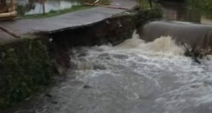 Akses Jalan Lingkungan Penting Di Desa Sukamulya, Hampir Putus Akibat Luapan Air Sungai