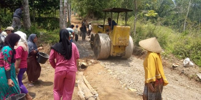 Budaya GotRoy Didesa Ini Masih Melekat, Masyarakat Kompak Bantu Bangun Jalan