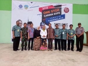 foto bersama Staf Khusus Kemenaker Republik Indonesia Pada Jobfair 2018 Di Kota Tasik