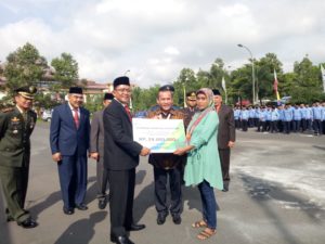 penyerahan secara simbolis santunan kematian sebesar 24 juta rupiah oleh Bupati Tasikmalaya kepada Ahli Waris