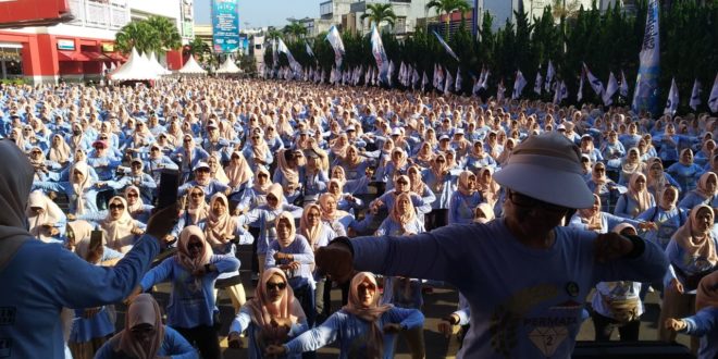 Ribuan Emak Emak Ikuti Senam Massal