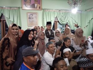 Foto bersama keluarga besar (alm) KH Didi  Ponpes Sulalatul Huda Paseh