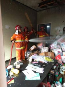 Pemadam Kebakaran Melakukan Pemadaman di gudang Elektronik